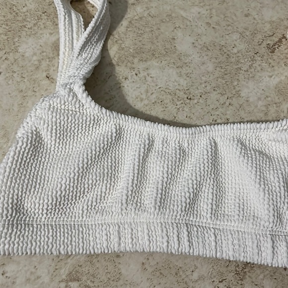 Good American Crinkle Scoop Bra Bathing Suit Top Size 1/2 NWT - Picture 2 of 7